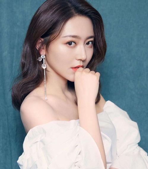 演员黄梦莹,光影交织下的璀璨星途